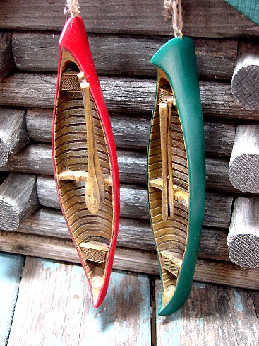 Midwest Detailed Resin Red Green Canoe Ornament Miniature w/ Paddles, Moose-R-Us.Com Log Cabin Decor