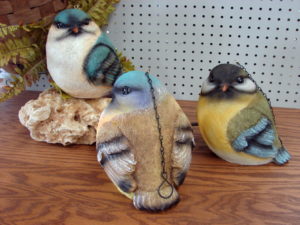 Plump Detailed Resin Backyard Birds Hanging Bird House