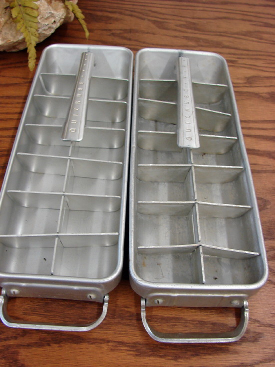 Two/ Vintage Aluminum Ice Cube Trays, Retro Kitchen, Midcentury Modern  Barware, Midcentury Kitchen Decor, Aluminum Ice Trays 