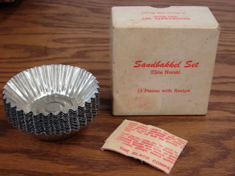 Vintage Scandinavian Sandbakelser Sandbakkelse Smorbakkelse-Mazarines Baking Tart Molds Original Box, Moose-R-Us.Com Log Cabin Decor