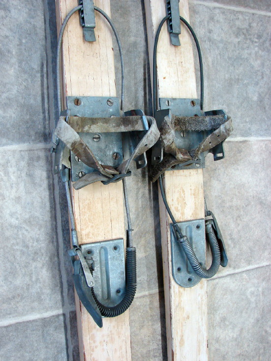 Vintage Northland Hickory Wood Snow Skis WWII 10th Mountain Division 1943 w/ Bindings, Moose-R-Us.Com Log Cabin Decor
