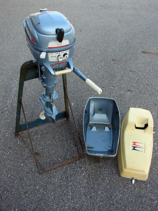 Vintage Folding Evinrude Outboard Boat Motor 3 Hp Suitcase Fold Up w/ Case Log