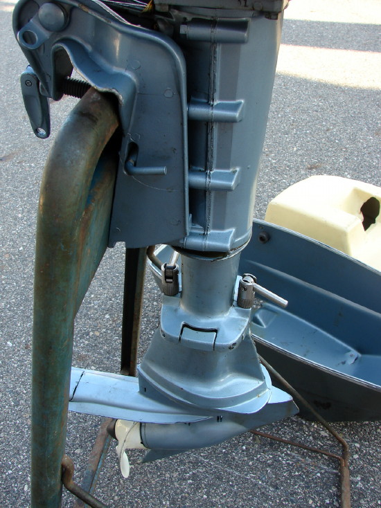 Vintage Folding Evinrude Outboard Boat Motor 3 Hp Suitcase Fold Up w/ Case Log