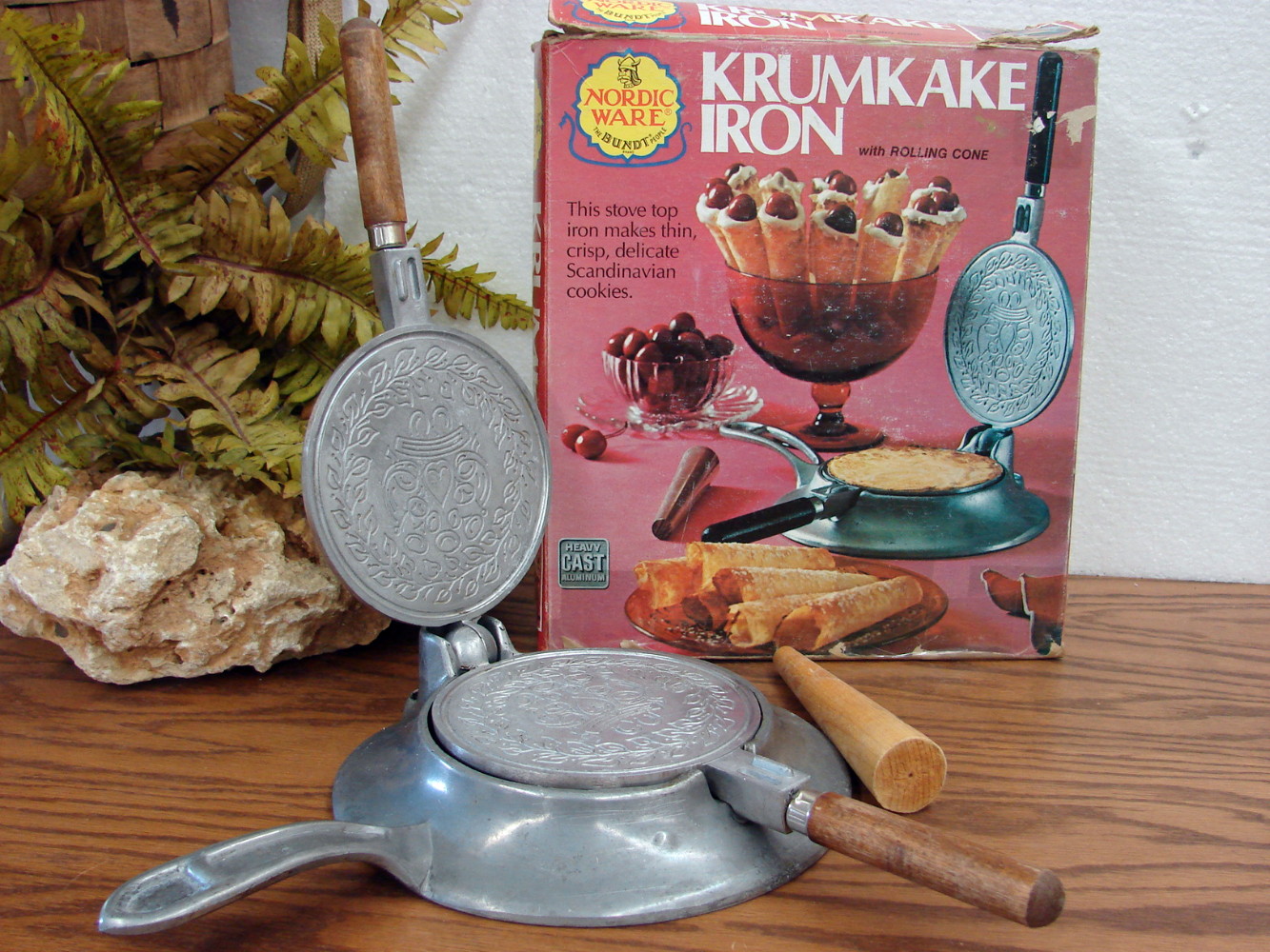 Vintage Nordic Ware KRUMKAKE IRON Scandinavian RED WOOD HANDLES  Minneapolis, MN