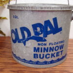 Vintage Galvanized Old Pal Blue Graphics Non Floating 8 Qt Minnow Bait Bucket