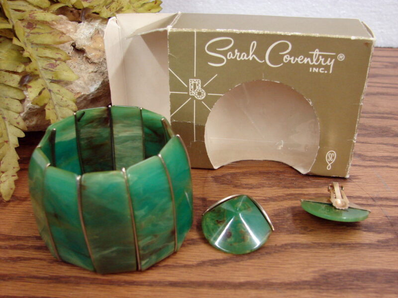 Vintage Sarah Coventry Green Mottled Bakelite Acrylic Statement Stretchy Bracelet Earrings Set, Moose-R-Us.Com Log Cabin Decor