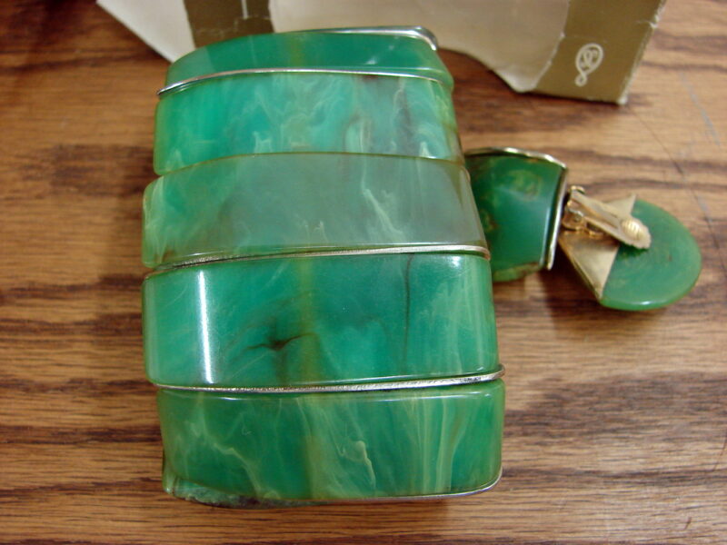 Vintage Sarah Coventry Green Mottled Bakelite Acrylic Statement Stretchy Bracelet Earrings Set, Moose-R-Us.Com Log Cabin Decor