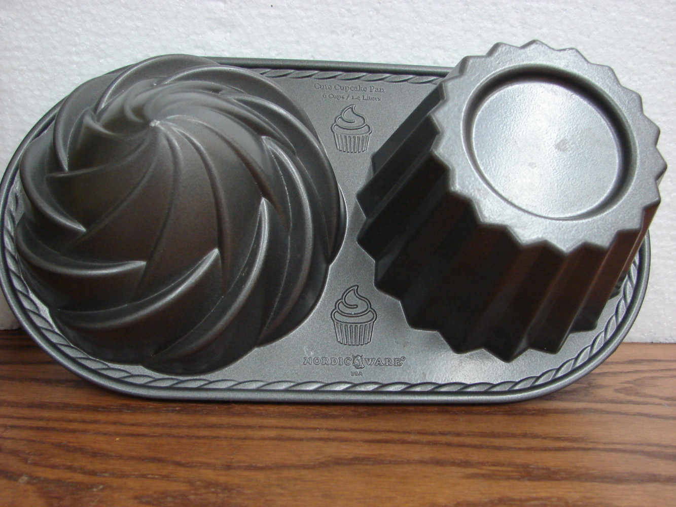 Scandinavian Nordic Ware Heavy Duty Oversized Cute Cupcake Mold Cake Pan -   Log Cabin Decor