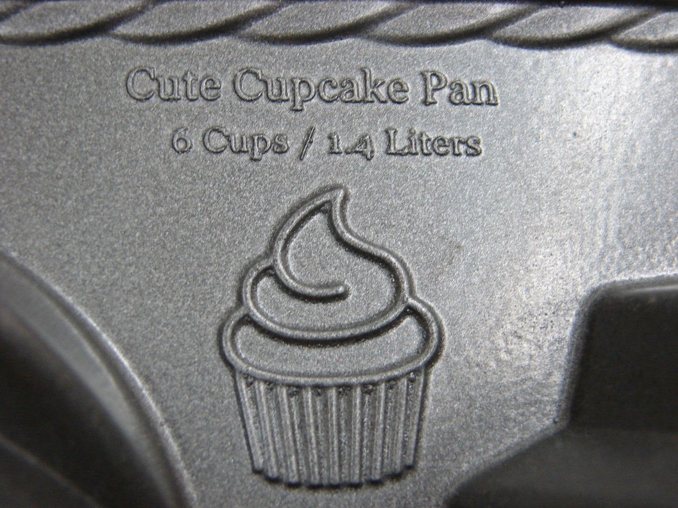 Scandinavian Nordic Ware Heavy Duty Oversized Cute Cupcake Mold Cake Pan