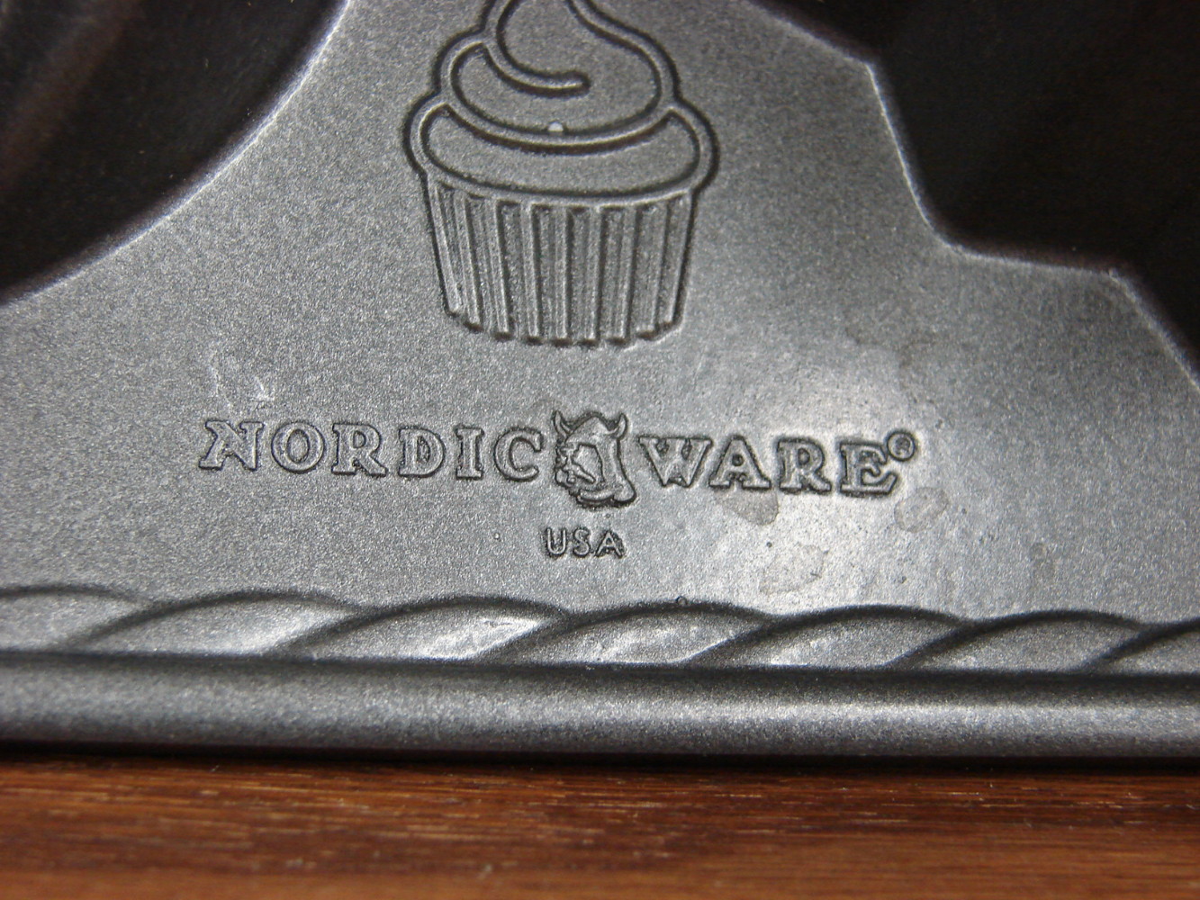 Scandinavian Nordic Ware Heavy Duty Oversized Cute Cupcake Mold Cake Pan