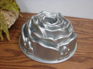 Scandinavian Nordic Ware Heavy Duty Bundt Rose Wreath Mold Cake Pan