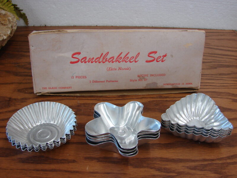 Vintage Scandinavian Sandbakelser Sandbakkelse Smorbakkelse-Mazarines Baking Molds Original Box, Moose-R-Us.Com Log Cabin Decor