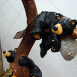 New Big Sky Carvers Bearfoots Bears Jeff Fleming Grand Honey Tree 3 Bear - Image 4