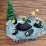 New Big Sky Carvers Bearfoots Bears Jeff Fleming Lucky Duck Pond Bear Figurine