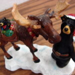 New Big Sky Carvers Bearfoots Bears Jeff Fleming Bear Moose Where Next Santa Figurine - Image 2