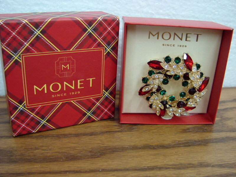Monet Christmas Wreath Brooch NIB Red Green Clear Stones Pretty!, Moose-R-Us.Com Log Cabin Decor