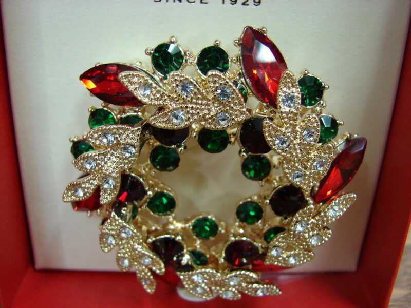 Monet Christmas Wreath Brooch NIB Red Green Clear Stones Pretty!, Moose-R-Us.Com Log Cabin Decor