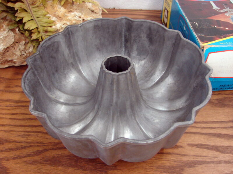 Scandinavian Nordic Ware Northland Heavy Duty Aluminum Bundt Pan w/ Box Recipes, Moose-R-Us.Com Log Cabin Decor
