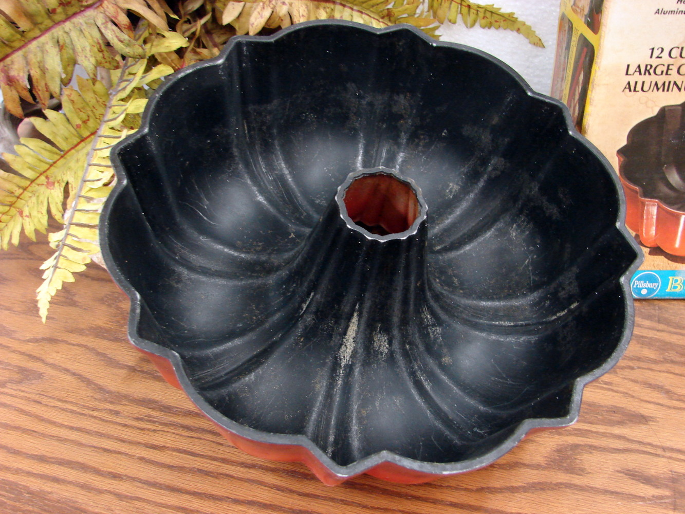 Vintage Nordic Ware Heavy Duty Fluted Bundt Cake Pan YELLOW 12 Cup w/Box