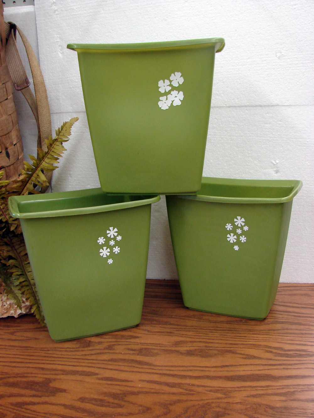 Vintage Rubbermaid Avocado Green Trash Can White Daisy Flowers -   Log Cabin Decor