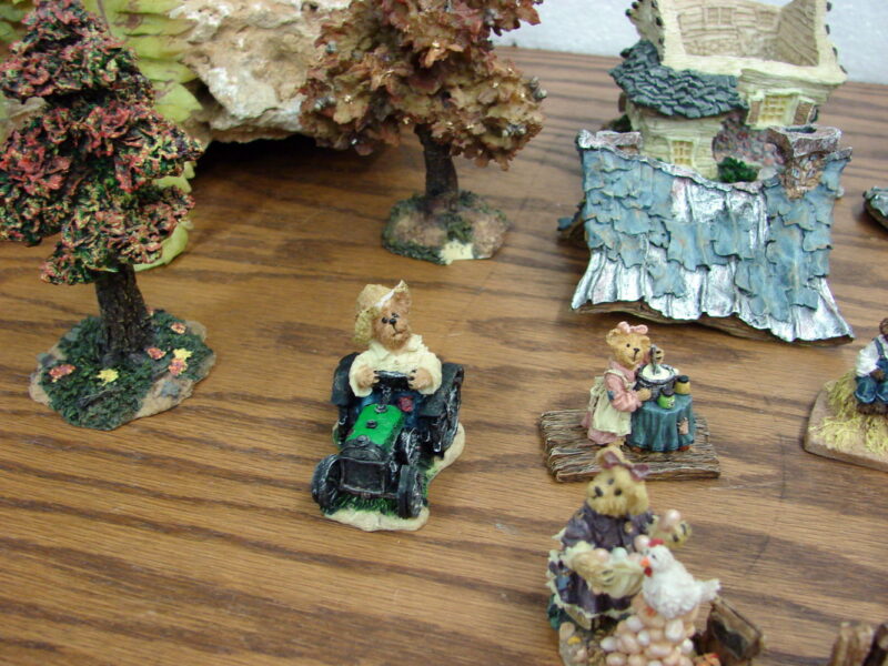 15 Pc Boyds Bear Town Village Boydsenbeary Acres MacDonald&#8217;s Farmhouse, Moose-R-Us.Com Log Cabin Decor