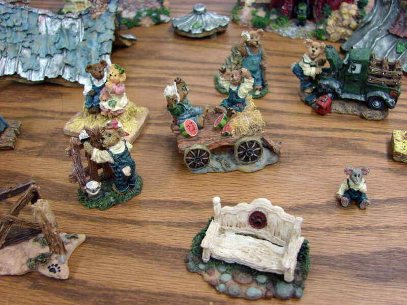 15 Pc Boyds Bear Town Village Boydsenbeary Acres MacDonald&#8217;s Farmhouse, Moose-R-Us.Com Log Cabin Decor