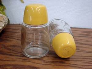 Federal Housewares Retro Harvest Gold Glass Oversized Range Salt Pepper