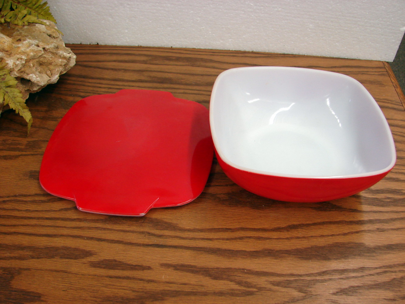Vintage PYREX Hostess Red Square 1 1/2 qt Casserole Serving Dish #515 w/Lid as is - Image 2