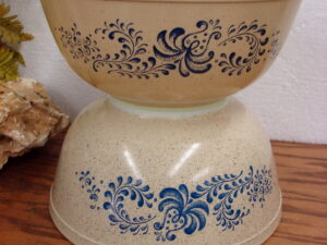 Vintage PYREX Homestead Blue Pattern #403 Round Nesting Mixing Bowl 2 1/2 Qt