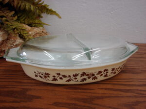 Vintage PYREX Gold Acorn Oak Leaf Vine 1 1/2 Qt Divided Dish #063 w/ as is Lid