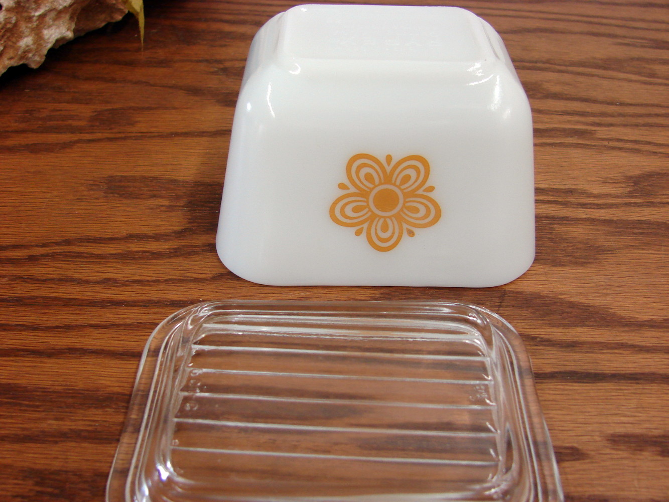 Vintage PYREX Butterfly Gold #501 Refrigerator Dish w/ Lid - Image 2