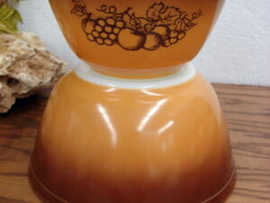Vintage PYREX Old Orchard Butterscotch #401 Round Nesting Mixing Bowl as is