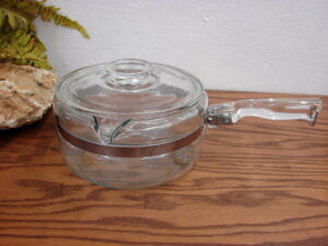 Vintage PYREX 6213 Flameware 1 1/2 Quart Spout Sauce Pan w/ Lid