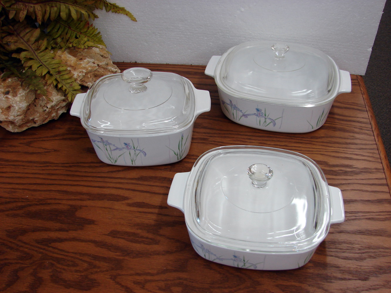 Vintage Corning Ware Corelle Shadow Iris 2 Liter Casserole w/ PYREX Lid - Image 2