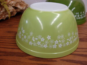 Vintage PYREX Spring Blossom Crazy Daisy #402 Round Nesting Mixing Bowl Light Green