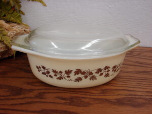 Vintage PYREX Gold Acorn Oak Leaf Vine #043 Oval Casserole 1 1/2 Quart w/ as is Lid