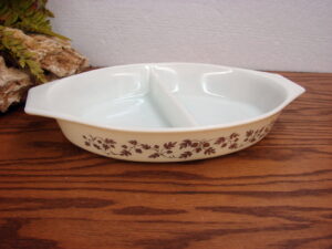 Vintage PYREX Gold Acorn Oak Leaf Vine 1 1/2 Qt Divided Dish #063
