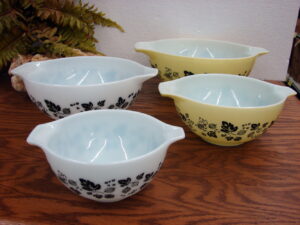Set/4 Vintage PYREX Gooseberry Yellow Black White Cinderella Nesting Mixing Bowl Set