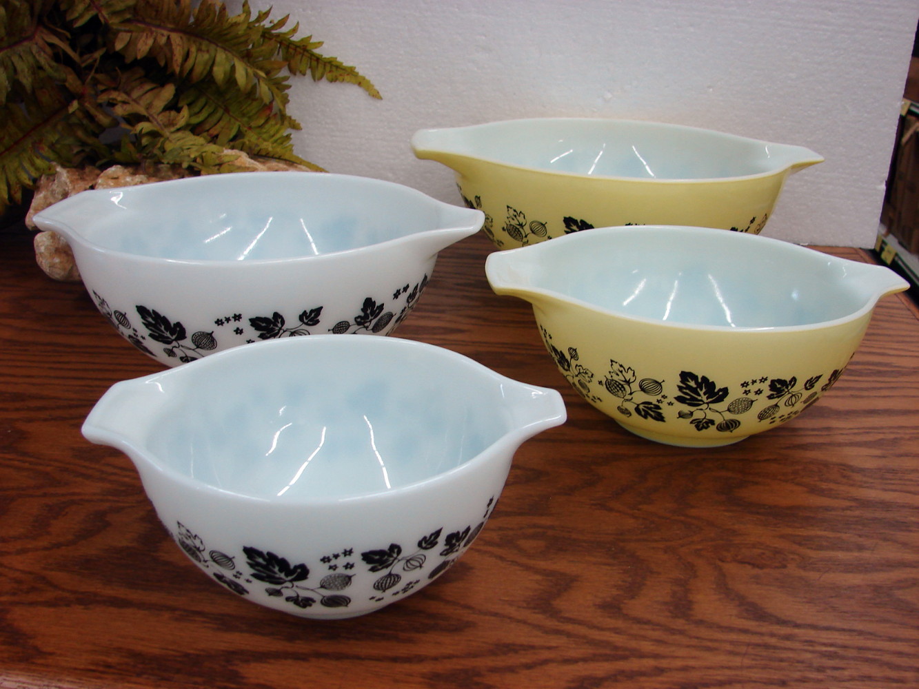 Set/4 Vintage PYREX Gooseberry Yellow Black White Cinderella Nesting Mixing Bowl Set