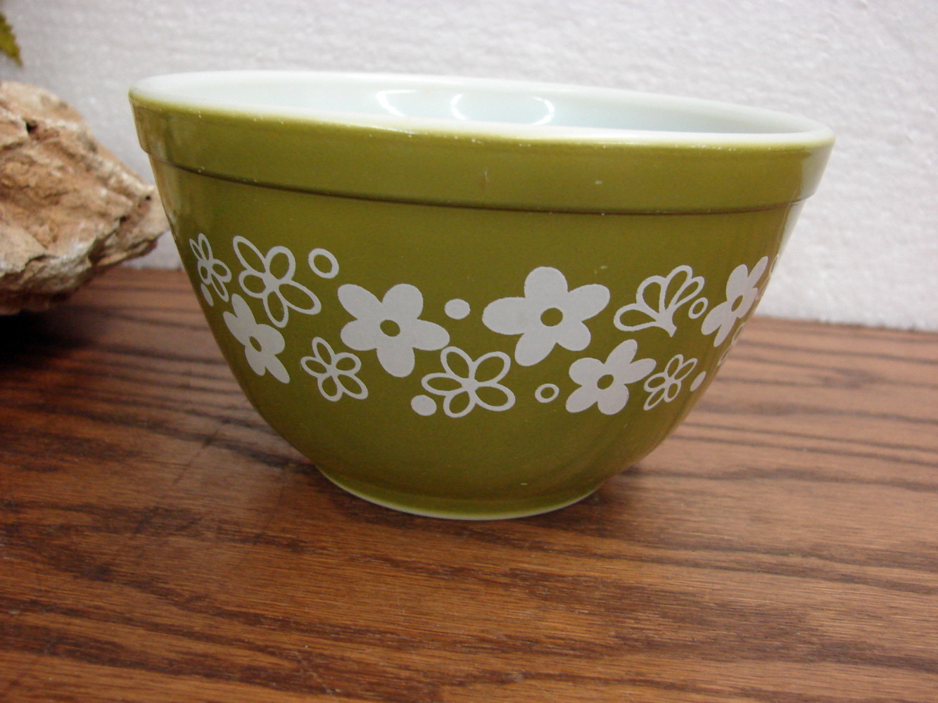 Vintage PYREX Spring Blossom Crazy Daisy #401 Round Nesting Mixing Bowl
