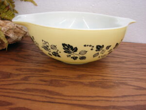 Vintage PYREX Gooseberry Yellow Black 4 Quart Cinderella Nesting Mixing Bowl #444