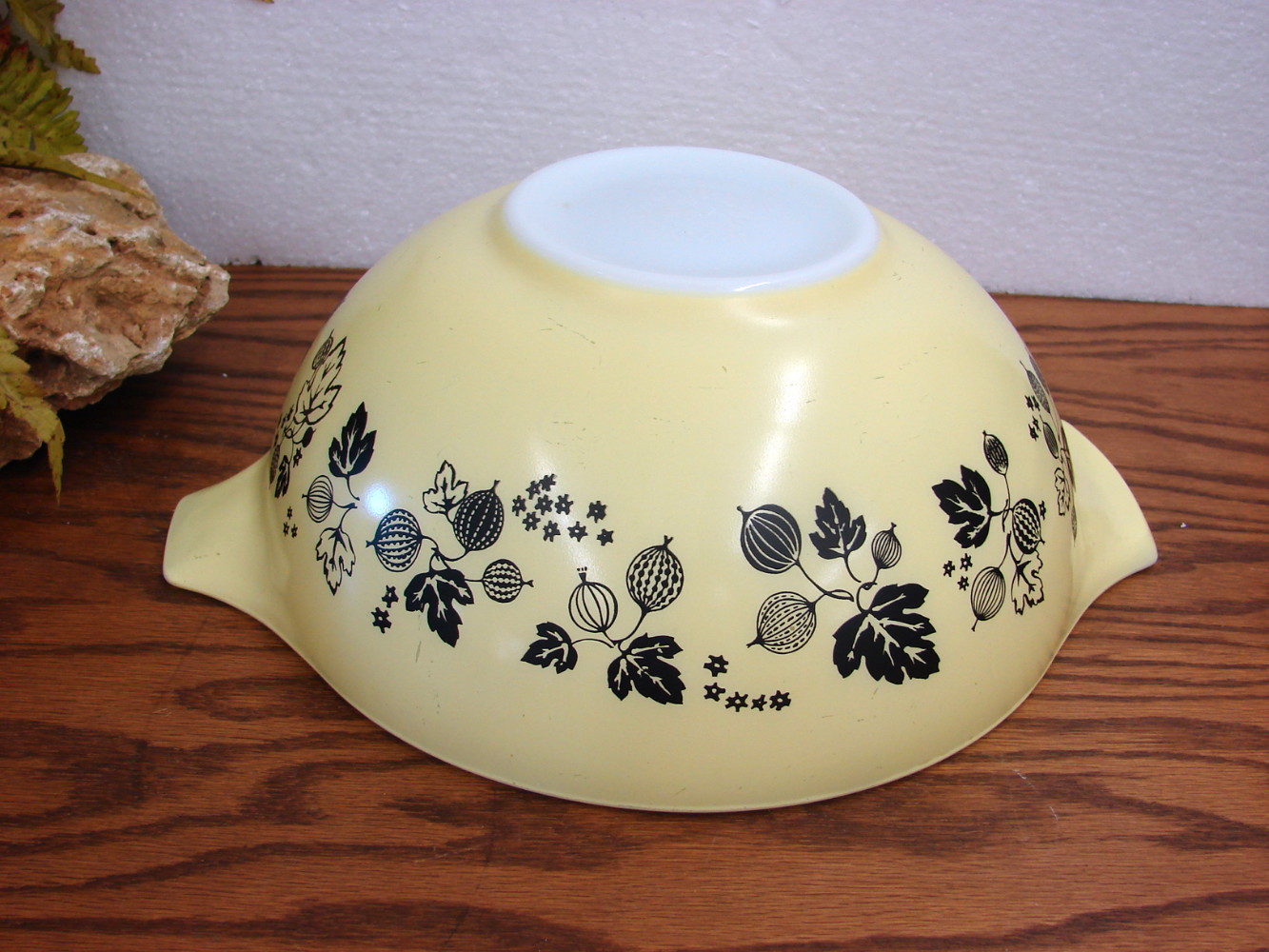 Vintage PYREX Gooseberry Yellow Black 4 Quart Cinderella Nesting Mixing Bowl #444 - Image 2
