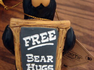 New Big Sky Carvers Bearfoots Bears Jeff Fleming Free Bear Hugs Figurine