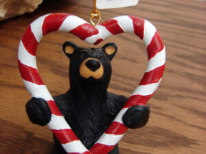 New Big Sky Carvers Bearfoots Bears Jeff Fleming Holiday Sweet Heart Ornament