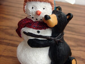 New Big Sky Carvers Bearfoots Bears Jeff Fleming Winter Hugs Snowman Ornament