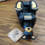 New Big Sky Carvers Bearfoots Bears Jeff Fleming Beary at Work Tape Dispenser - Image 2