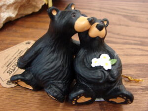New Big Sky Carvers Bearfoots Bears Jeff Fleming Little Smooch Mini Figurine