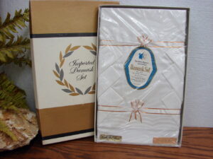 Vintage NIB Damask Set 1950's Wedding Gift 48 x 64 Table Cloth & Napkins