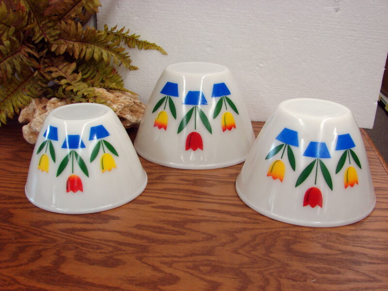 Vintage Fire King White Milk Glass Tulip 8 1/2&#8243; Splash Proof Mixing Bowl, Moose-R-Us.Com Log Cabin Decor