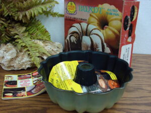Scandinavian Nordic Ware Aluminum Bundt Pan w/ Box Avocado